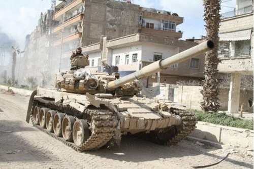 Xe tăng quân Chính phủ Syria tác chiến trên đường phố
